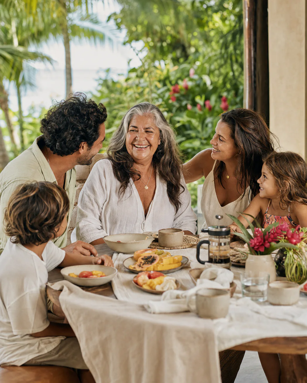 Familia celebrando a mamá en un desayuno tropical