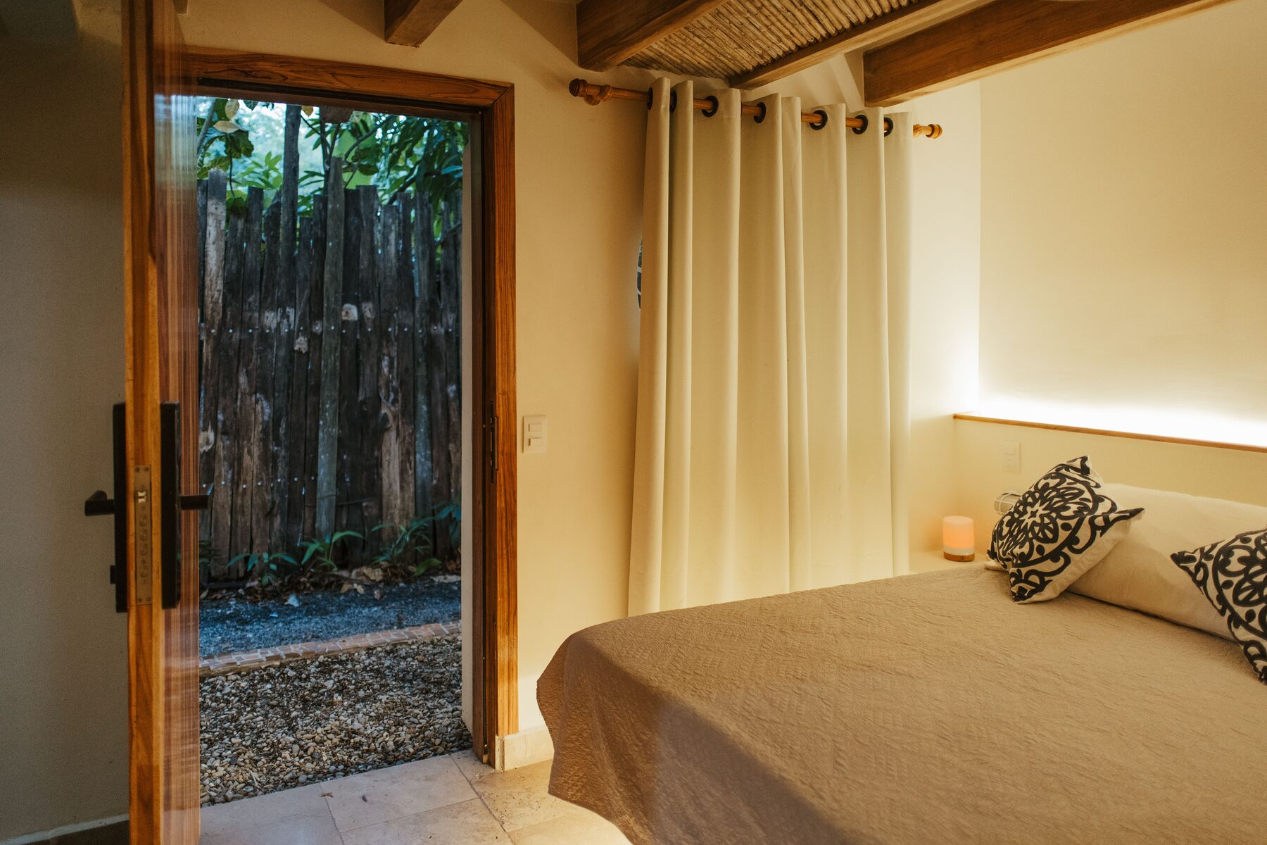 Habitación especial de Dreamcatcher Hotel con salida al jardín